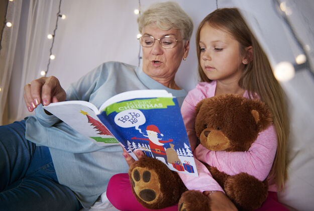 消费时间奶奶在给孙女读书床家庭泰迪熊