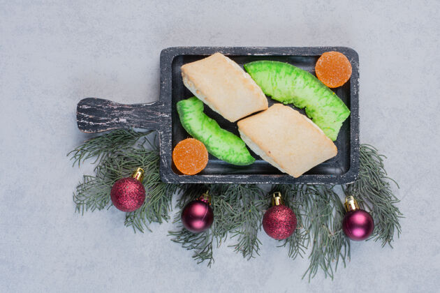 节日自制糕点和果酱放在黑板上果冻球圣诞节