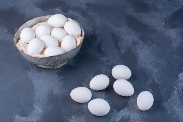 蛋白质白色鸡蛋放在蓝色的肉碗里新鲜有机质量