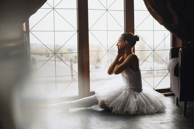 古典漂亮的芭蕾舞演员穿尖角裙的芭蕾舞演员窗边的女孩运动白人