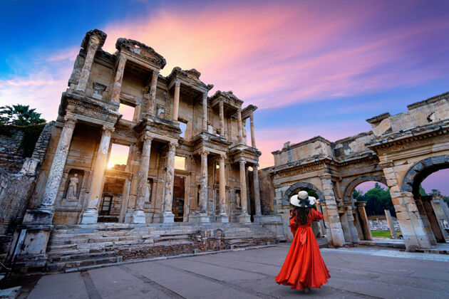 土耳其站在土耳其伊兹密尔以弗所古城塞尔苏图书馆的女人土耳其大理石罗马