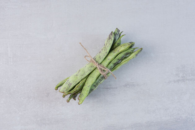 豆类有机绿豆用绳子绑在石头表面高品质照片豌豆食品植物
