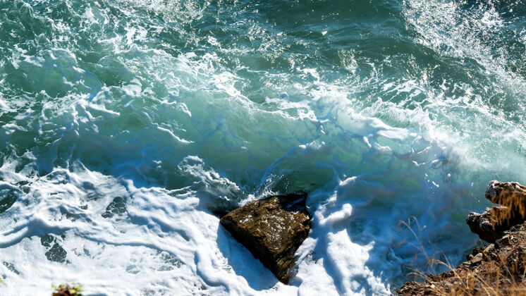 位置爱琴海希腊海岸多岩石 海浪和许多泡沫平静海滩海