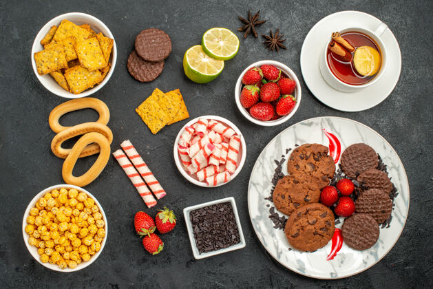 草莓俯瞰巧克力饼干和一杯茶饼干甜食饼干