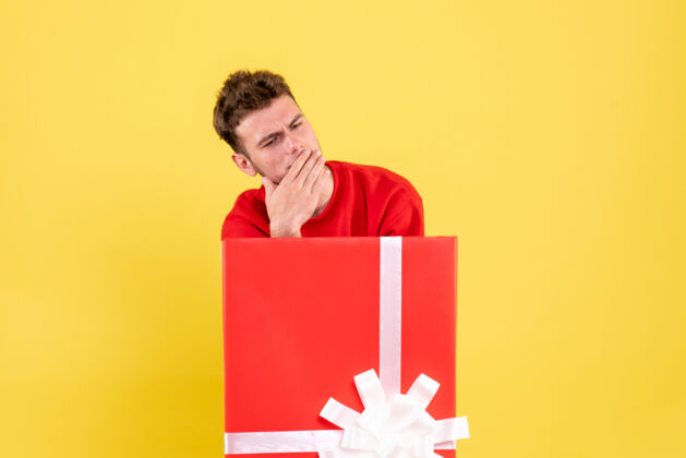 红色正面图穿红衫的年轻男子坐在礼物盒内思考颜色年轻男礼物