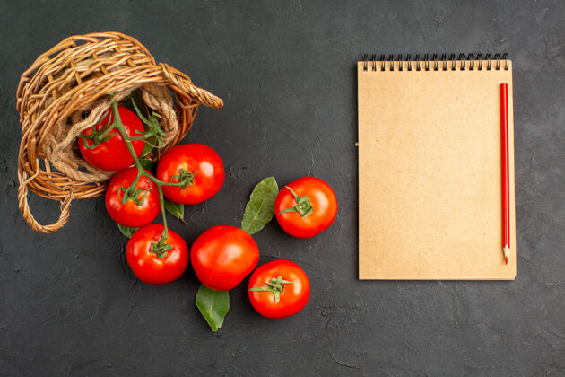 生的顶视图新鲜的红色西红柿在篮子里素食者有机西红柿
