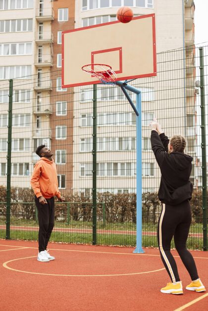 青少年青少年在户外打篮球健康垂直健身