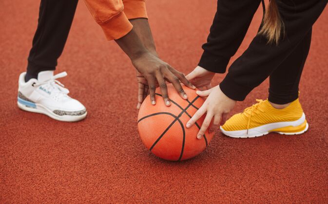 生活方式青少年们一起在篮球场上训练水平运动员