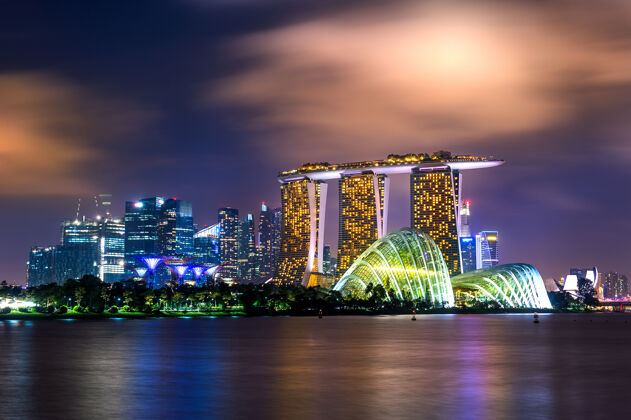 著名夜色中的新加坡城市风光位置海湾建筑物