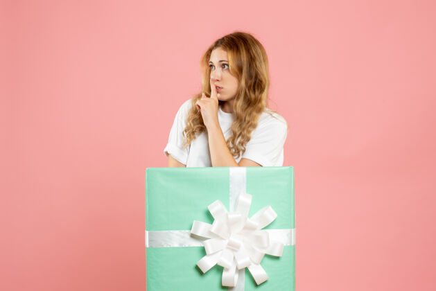 粉色正面图：站在蓝色礼品盒内的年轻女性丝带睡眠女性