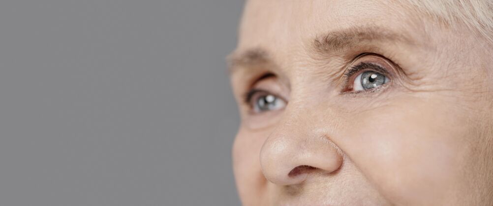 女性闭上老太婆的眼睛退休人员美女灰色