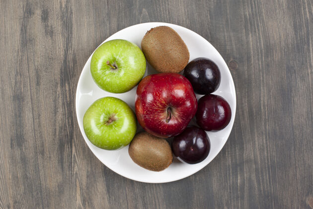 苹果一个白色的盘子 上面放着各种多汁的水果高质量的照片吃猕猴桃美味