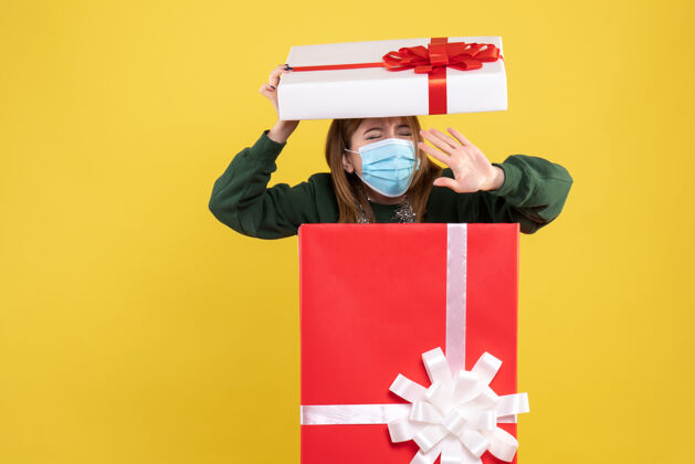 面具正面图无菌口罩内的年轻女性礼品盒颜色礼物圣诞节