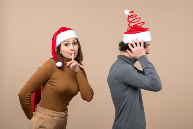 肖像新年气氛喜庆概念搞笑可爱情侣戴红色圣诞老人帽女孩制造惊喜节日男人帽子