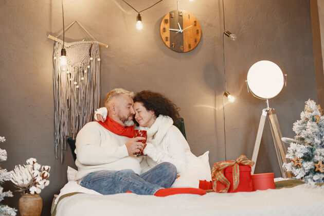 老人年龄和人的概念家里的老年夫妇穿着白色针织毛衣的女人编织妻子浪漫