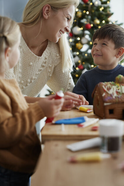 孩子家庭装饰姜饼屋的垂直图像食物和饮料快乐厨房