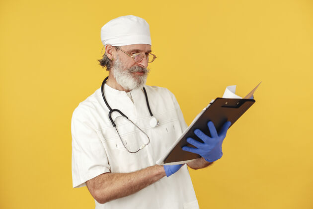 医生带着听诊器微笑的医生孤立的戴着蓝色手套的人工作男人眼镜