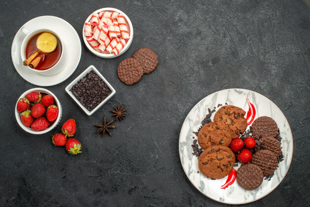 饼干俯瞰巧克力饼干与糖果和水果早餐美味健康
