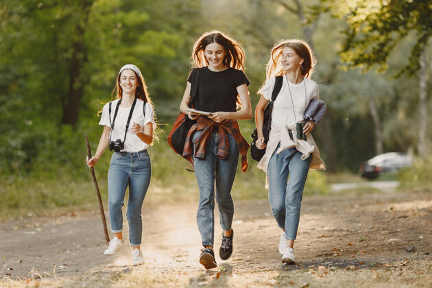 旅游冒险 旅游 远足和人的概念三个女孩在森林里团队远足森林