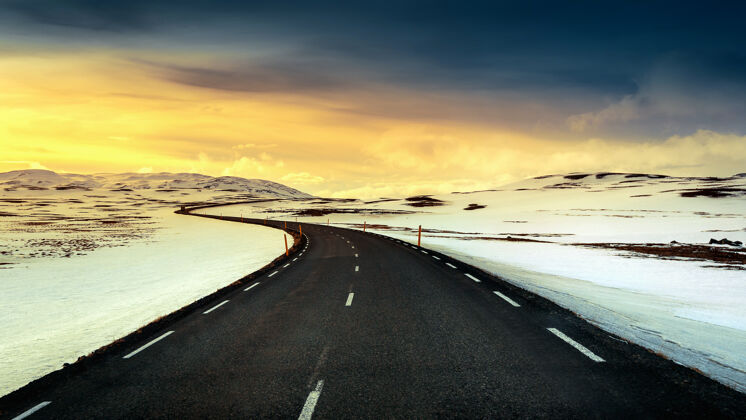交通冬天夕阳下长长的直道沙漠旅行驾驶