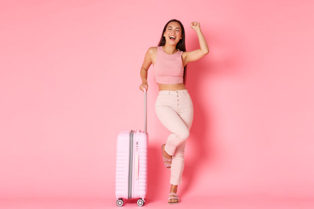 旅行旅游 度假 度假理念无忧无虑的成功亚洲女孩游客带着行李箱抵达机场韩国微笑全长