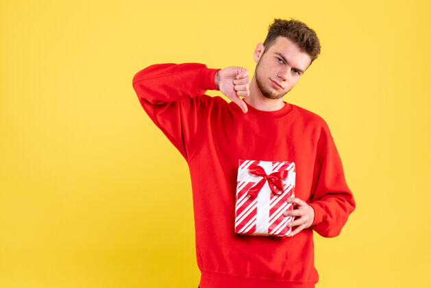 衬衫正面图：穿着红色衬衫的年轻男性 带着圣诞礼物人年轻男性礼物