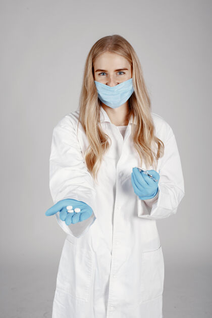 实习生戴着医用面罩的医生冠状病毒隔离在白墙上从业者专家职业