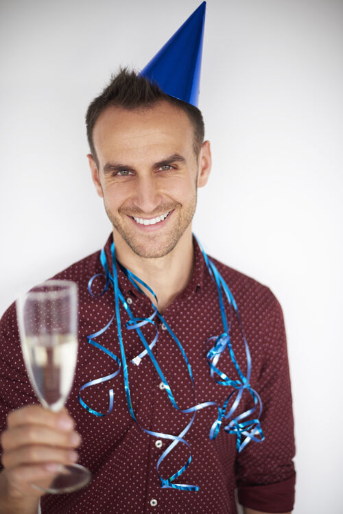 衣服快乐的男人和一杯香槟新年快乐庆祝快乐