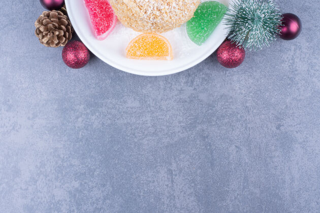 果冻一个白色的盘子里放着饼干和糖果节日糖圣诞节