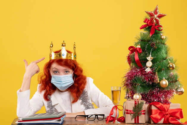 女性医生戴着面具的女医生头上戴着黄色的王冠圣诞佩戴医生