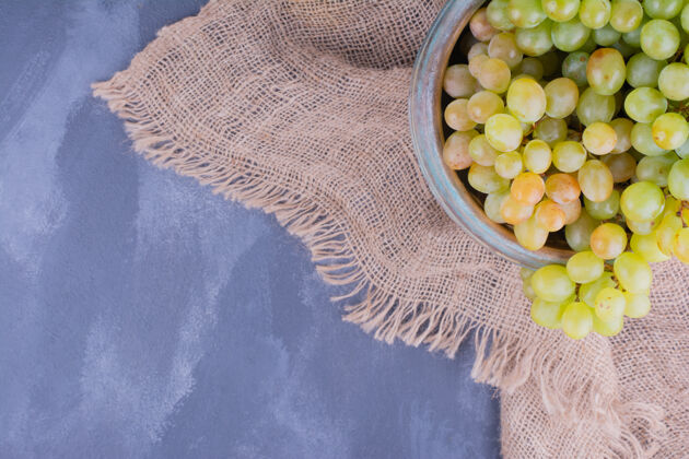产品绿色葡萄串在一块粗麻布上异国情调水果食物