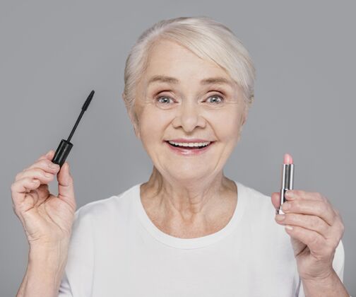女人贴近女人的唇膏和睫毛膏老年人老年老年人