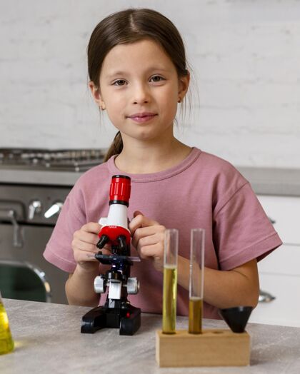 试管女孩用显微镜做实验的前视图研究员炼金术调查