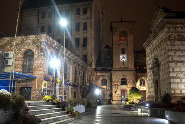 老罗马尼亚布加勒斯特夜晚的步行街 有照明 教堂 建筑 绿化和鲜花外灯外