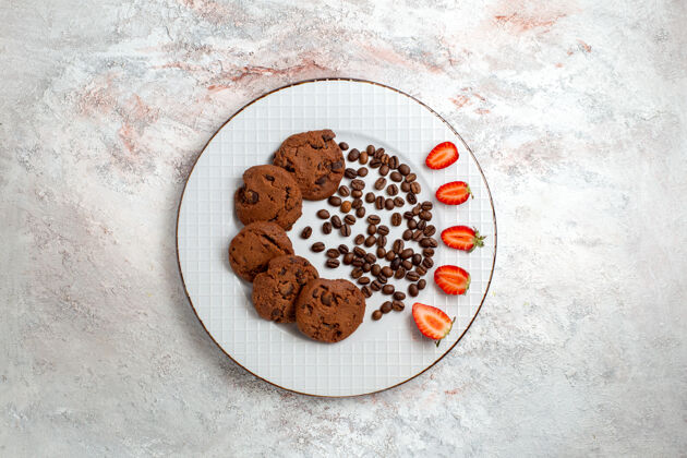 饼干俯瞰美味的巧克力饼干与巧克力片白色背景饼干糖甜烤蛋糕饼干水果景观饼干