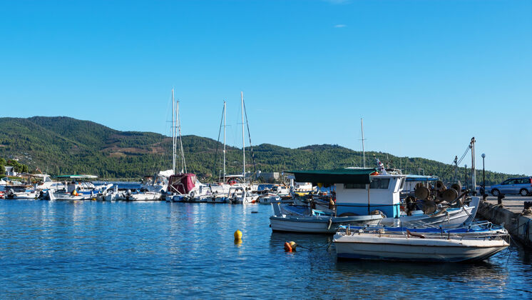 沙滩爱琴海海港有多艘停泊的游艇和船只 在希腊的近地天体马尔马拉斯天气晴朗阳光全景光明