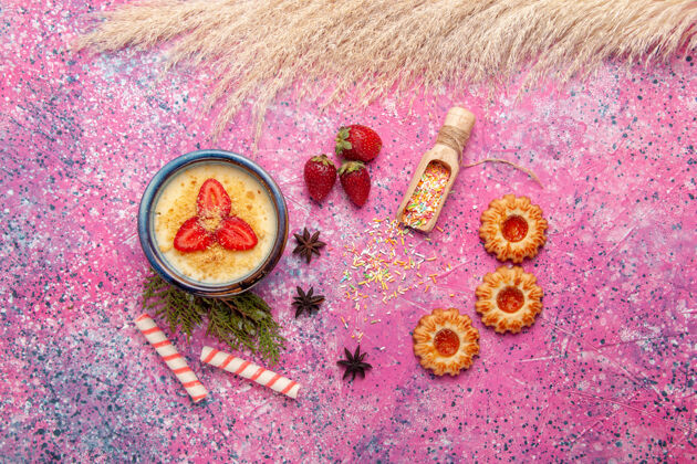 视图顶视图美味的奶油甜点与红色切片草莓和饼干浅粉色背景甜点冰淇淋甜浆果草莓香气饼干
