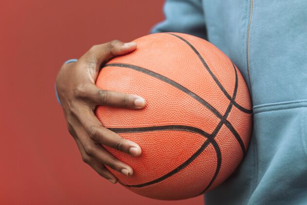 健康拿着篮球的少年城市健康运动