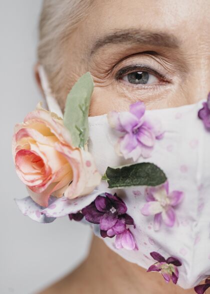 灰色特写拿着花面具的女人自我护理女人养老金领取者