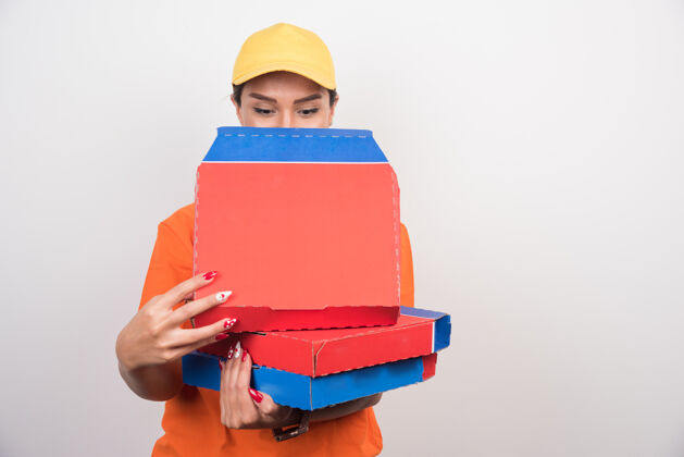 女人拿着比萨饼盒的送货员快速年轻服务