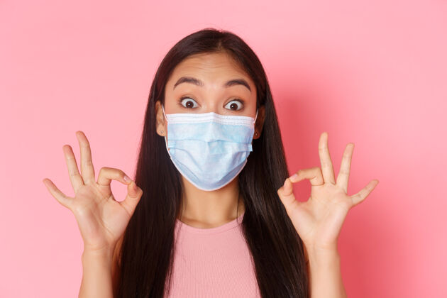 预防病毒戴着面具的年轻女子医学面具微笑休闲