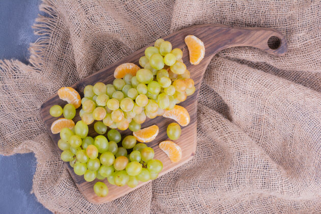 蔬菜一束绿色的葡萄放在木板上清淡极简产品