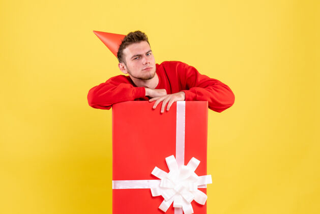 男性正面图：礼品盒内穿红色衬衫的年轻男性年年轻男性圣诞节
