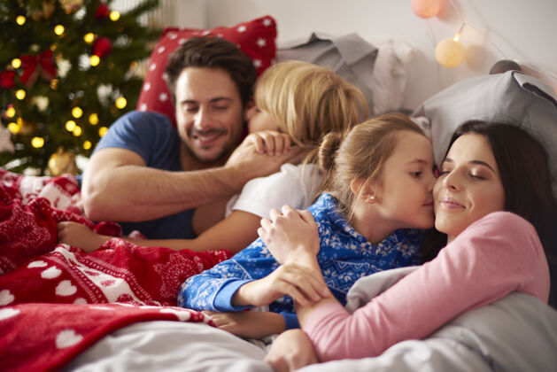 盒子在圣诞节的早晨有一个充满爱的家庭睡衣圣诞树舒适