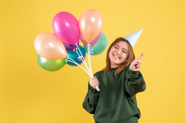 气球正面图：带着彩色气球的年轻女性飞机多彩女人
