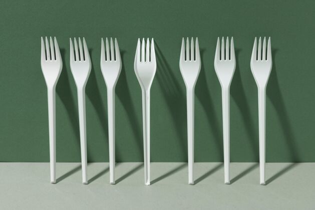 塑料制品靠在墙上的白色塑料叉子餐具生态污染