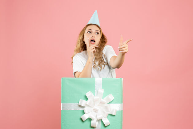 女性正面图年轻女性站在礼品盒内站立盒子礼物