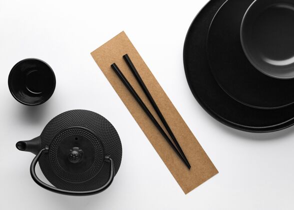 盘子平铺的深色餐具和茶壶水平茶壶陶器
