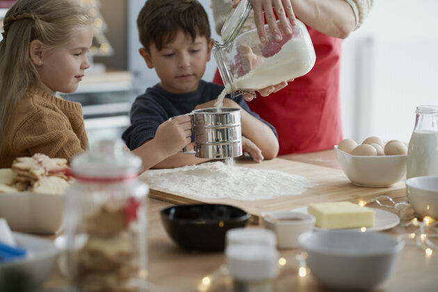 甜点多情的孩子们和他们的母亲一起烘烤寒假孩子制作