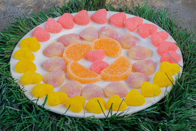 甜点一个白色的盘子里装满了各种多汁多彩的果冻糖高品质的照片营养不同的水果